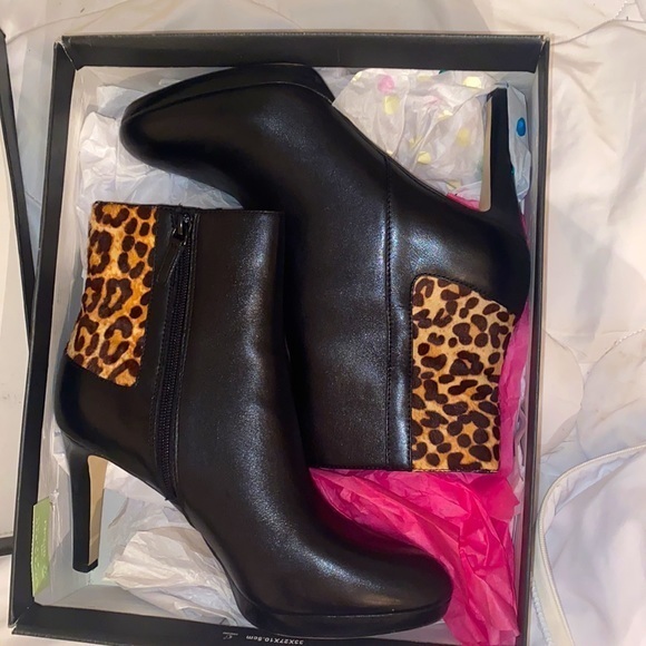 Tahari Serena Bootie size 8.5M - Picture 1 of 14